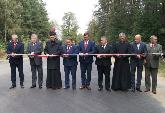 20 września odbyło się uroczyste otwarcie przebudowanej drogi powiatowej Mońki – Trzcianne - inwestycji zrealizowanej przez Starostwo Powiatowe w Mońkach. Koszt przebudowy wyniósł ponad 3,7 mln zł. 