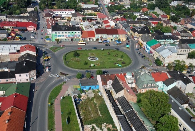 Blisko 10 milion&oacute;w 300 tysięcy złotych otrzymają samorządy w powiecie jędrzejowskim z drugiego rozdania Rządowego Funduszu Inicjatyw Lokalnych. Dzięki tym pieniądzom zostanie zrealizowanych 8 zadań. Dofinansowanie otrzymał: powiat jędrzejowski, a także gminy: Jędrzej&oacute;w, Wodzisław i Słupia.Zobacz na kolejnych slajdach ile pieniędzy dostał powiat i poszczeg&oacute;lne gminy w naszym powiecie &gt;&gt;&gt;&gt;W całości samorządy wojew&oacute;dztwa świętokrzyskiego w ramach drugiego rozdania otrzymały 397,32 miliona złotych.Przypomnijmy, że w ramach pierwszej transzy Funduszy Inwestycji Lokalnych samorządy powiatu jędrzejowskiego otrzymały ponad 15 milion&oacute;w złotych.