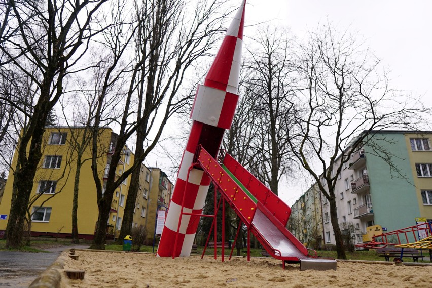 Kultowa rakieta z placu zabaw zmieniła kolory. Powodem sytuacja geopolityczna?