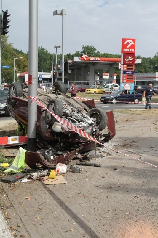 Wypadek na Szybowcowej. Dachował tam opel. 28.08.2015