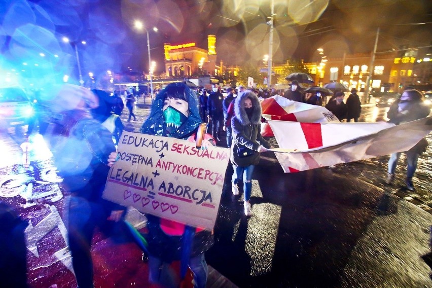 Piątkowe protesty we Wrocławiu: Jeśli PiS jest pierd...ny w ręce klaszcz, kwa kwa! (ZDJĘCIA)