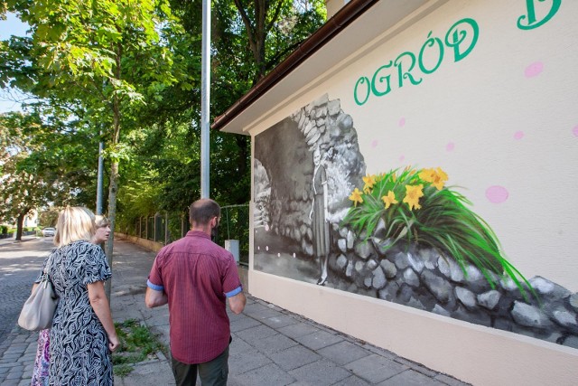 Mural na budynku Ogrodu Botanicznego UKW przy ul. Niemcewicza powstał w ubiegłym tygodniu. Mieszkańcy mogą go już podziwiać.