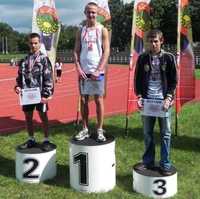 Paweł Switek na najwyższym stopniu podium po zwycięstwie w biegu na 600 metrów. Na tym dystansie obecnie legitymuje się drugim wynikiem w Polsce wśród młodzików.