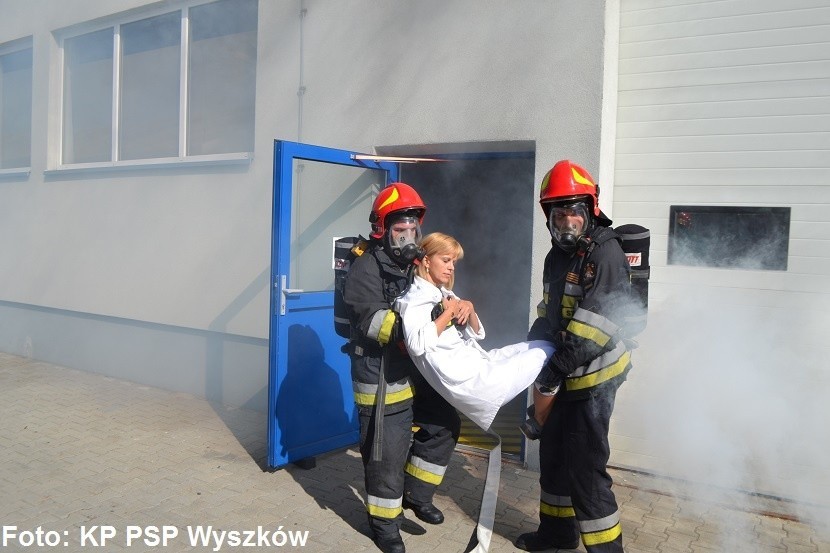 Wyszków. Ćwiczenia strażackie w hali TI Poland