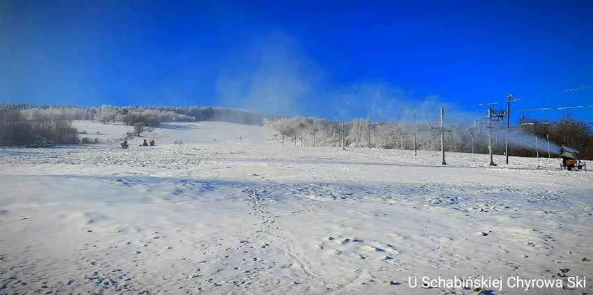 Właściciel hotelu przy stoku narciarskim w Chyrowej wynajmuje turystom „schowki na narty”. Zamiast pokoi