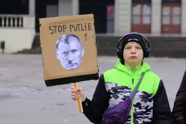 Demonstranci przypominali, że wojna w Ukrainie wciąż trwa.