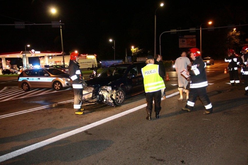 Opel astra zderzył się z volkswagenem passatem.