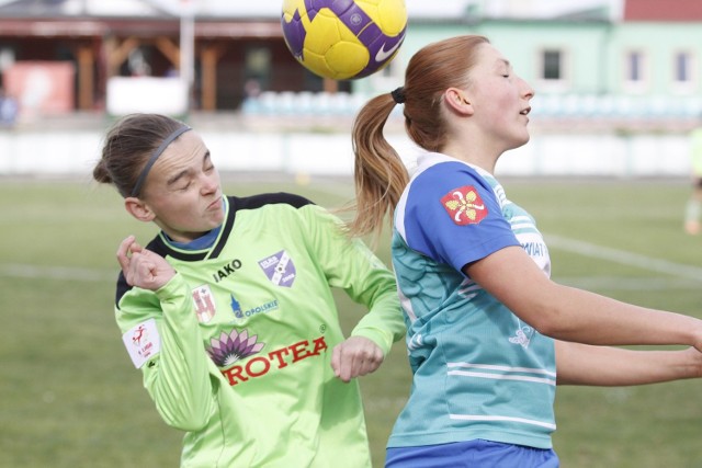 O piłkę walczą od lewej Żaneta Garbicz i Ilona Sotor