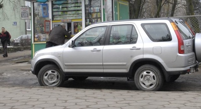 Nieprawidłowo zaparkowany samochód przy ul. Zygmunta Augusta.