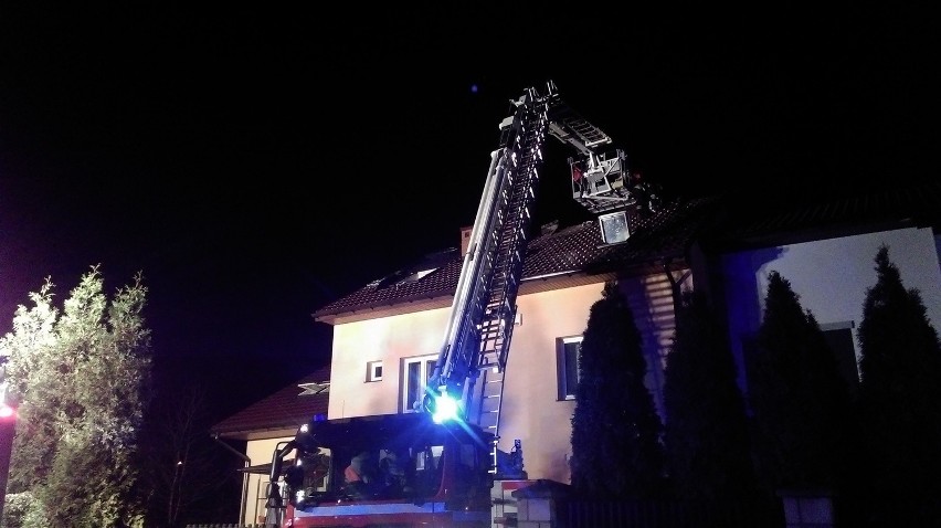 Pożar w Skaryszewie. Spłonęło poddasze domu wielorodzinnego 