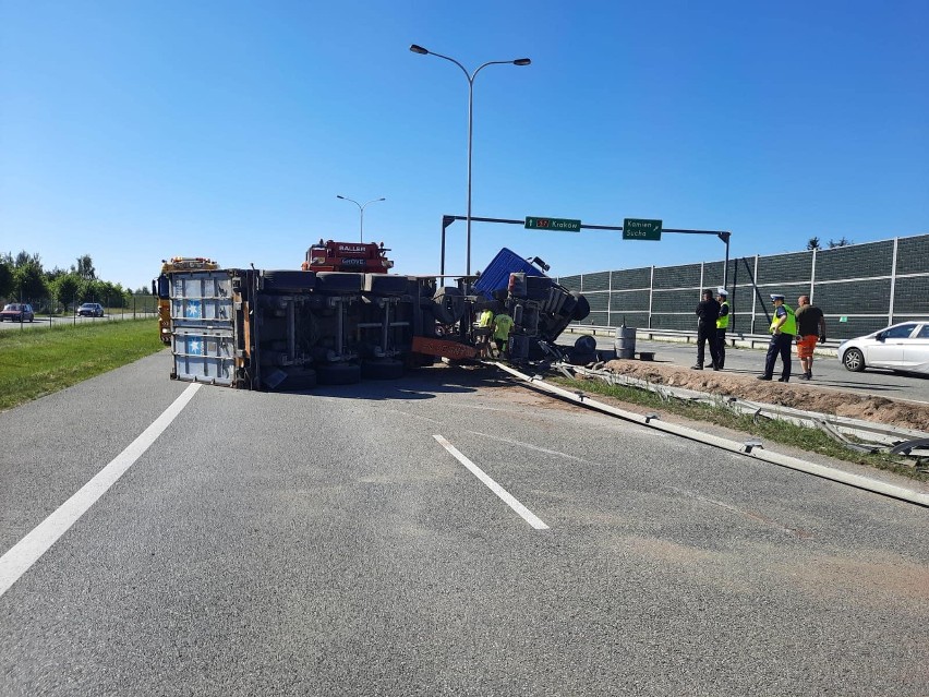 Wypadek auta ciężarowego na drodze S7 w miejscowości Kamień,...