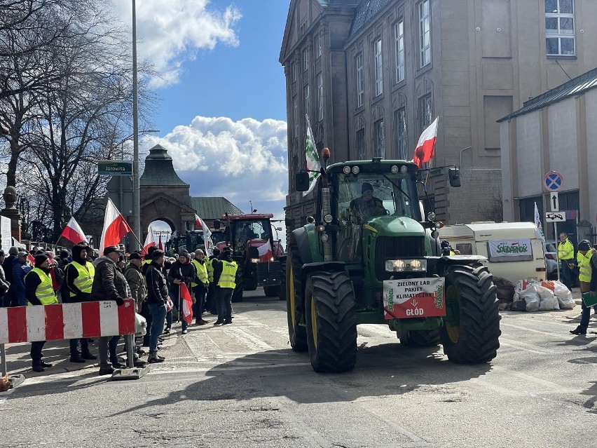 Protest rolników przed Urzędem Wojewódzkim przy Walach...