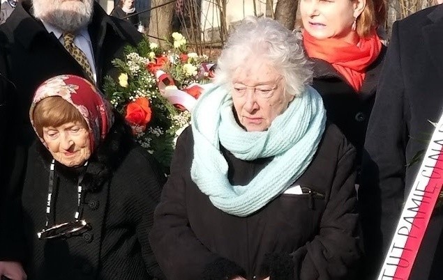 Lucia Retman (z lewej) i również ocalona z Zagłady Judith Elkin w czasie uroczystości na cmentarzu żydowskim w Rzeszowie w styczniu 2020 roku