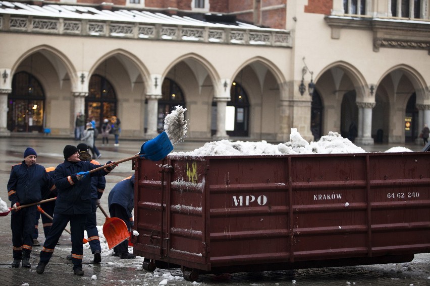 Zima w Krakowie. Odśnieżanie Rynku Głównego [ZDJĘCIA]