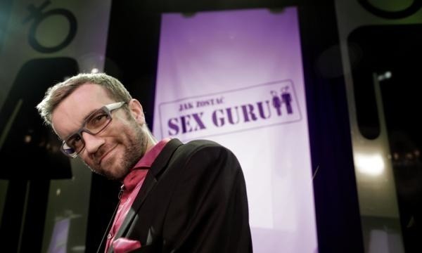Tomasz Kot w roli sex guru.