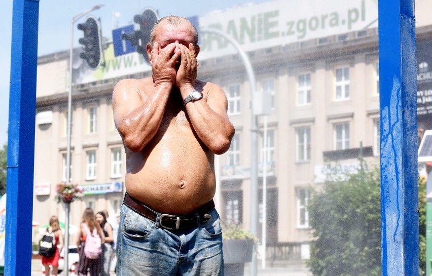 Marek Loba znalazł ulgę przy kurtynie wodnej, którą...