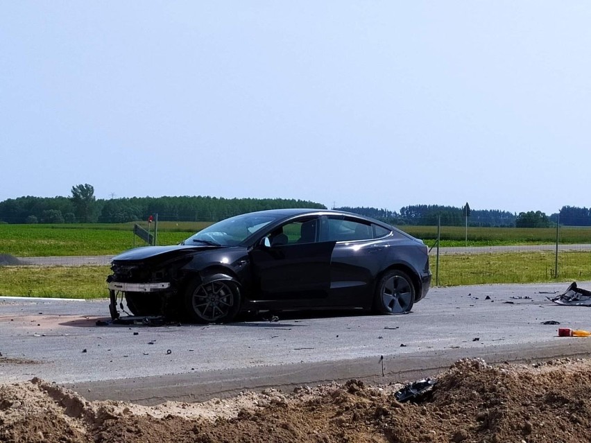 Lipnik. Litwin zasnął za kierownicą tesli. Dwie osoby trafiły do szpitala