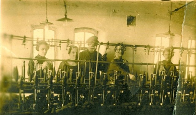 1936 r. Fabryka Sokół i Zylberfenig.  Mama stoi przy maszynie druga z prawej.
