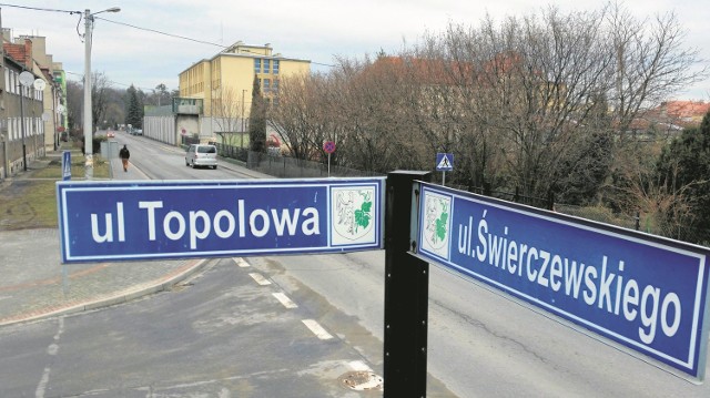 Skrzyżowanie ulic Topolowej i Świerczewskiego w Strzelcach Opolskich. Po zmianie przepisów tę drugą nazwę wojewoda będzie mógł unieważnić