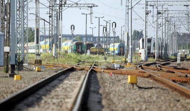 Urząd Transportu Kolejowego przedstawił statystyki punktualności pociągów w drugim kwartale. Wskaźnik punktualności wyniósł 88,21 proc., czyli co ósmy pociąg przyjechał spóźniony. Przy czym warto zaznaczyć, że UTK nie brał pod uwagę opóźnień do pięciu minut. Punktualność spadła w porównaniu z pierwszym kwartałem, gdy wskaźnik wynosił 90,14 proc. Spadek widoczny jest również w porównaniu do drugiego kwartału ubiegłego roku, gdy punktualność wyniosła 92,29 proc.Zobacz ranking punktualności pociągów od najgorszego do najlepszego przewoźnika.