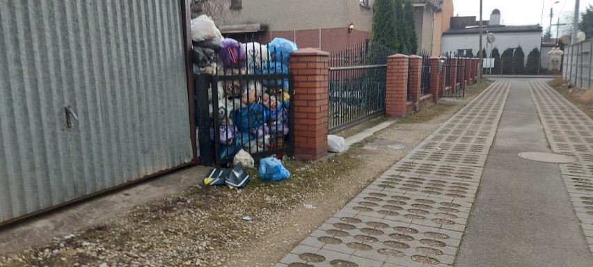 Śmieci piętrzą się na posesji przy ulicy Traugutta w...