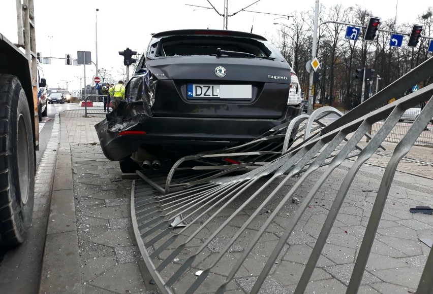 Wypadek na Legnickiej. Skoda wjechała na przystanek, ranna...