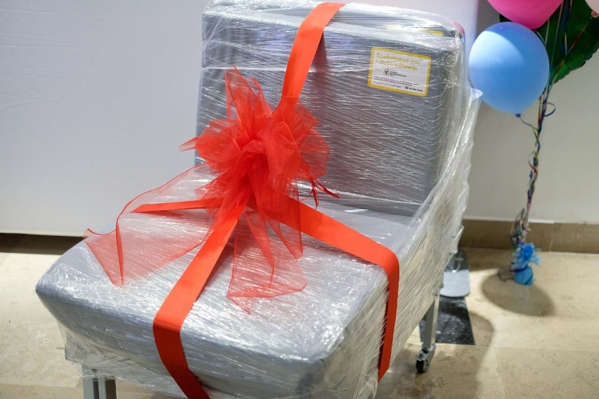 Fundacja Ronalda McDonalda przekazała UDSK łóżka i materace. Posłużą rodzicom małych pacjentów (zdjęcia)