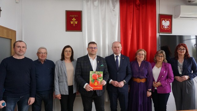 Ireneusz Szymczak, wójt Pniew (piąty od lewej) podpisał umowę w sprawie nowego żłobka samorządowego na terenie miejscowości Wilczoruda-Parcela.