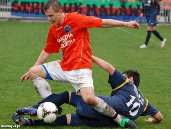 Piłkarze Strumyka (pomarańczowe koszulki) zremisowali z Sokołem Sieniawa 1-1.