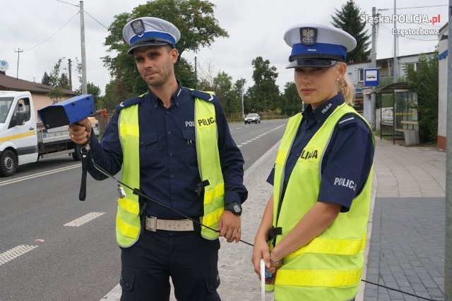 Policjanci mierzą prędkość