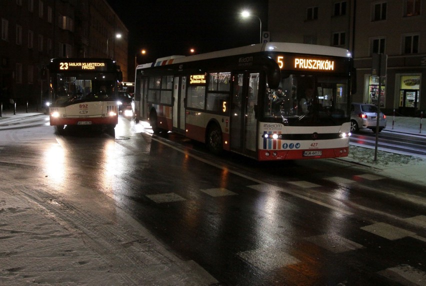 Paraliż na ulicach Radomia i regionu. Zamarzający deszcz zamienił jezdnie w ślizgawki. Autobusy opóźnione, kierowcy stoją w wielkich korkach