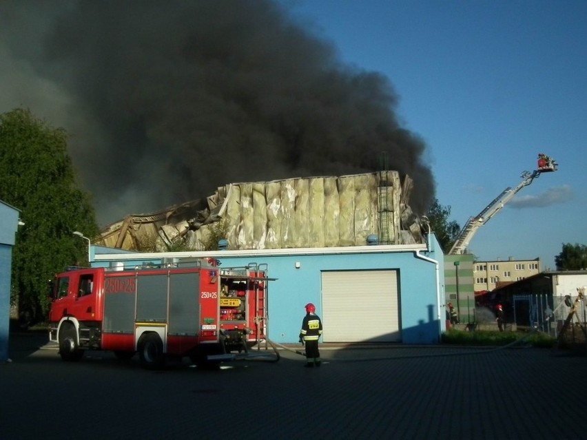 Pożar w Poznaniu: Płonęła hala przy ulicy Jeleniogórskiej [ZDJĘCIA, WIDEO]
