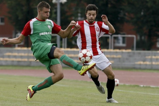 Cosmos Nowotaniec (zielone stroje) wysoko wygrał z Grabowianką Grabówka.