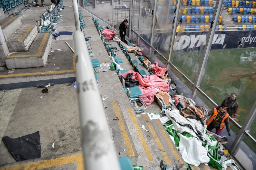 Zniszczony stadion po meczu Arki Gdynia z Lechią Gdańsk