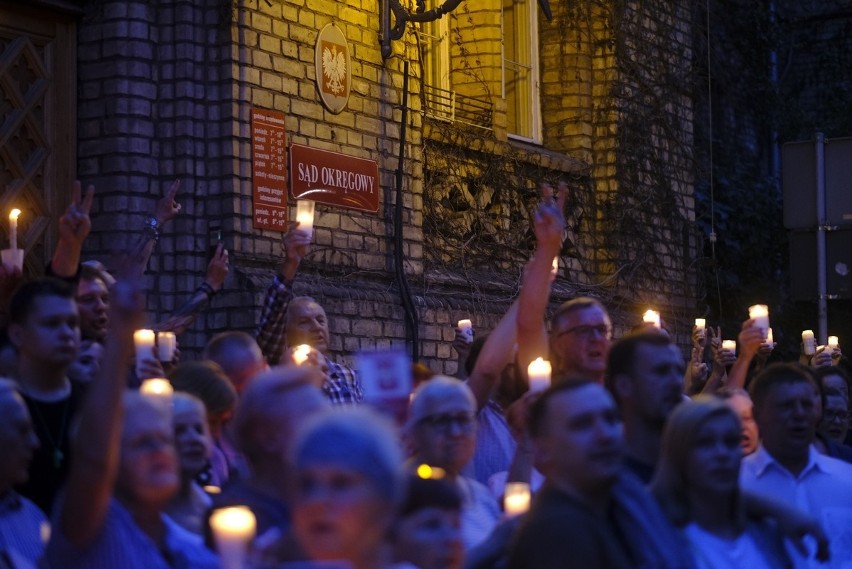 Toruń. Protest po uchwaleniu ustawy o Sądzie Najwyższym...