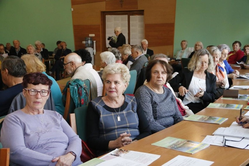 Studenci – seniorzy rozpoczęli spotkania na Uniwersytecie Trzeciego Wieku w Staszowie (ZDJĘCIA)