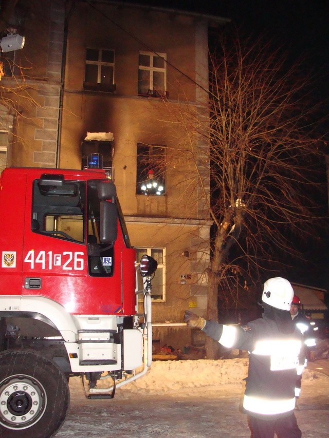 Kilka dni temu w tym budynku płonęło mieszkanie. Teraz doszło do zaczadzenia.