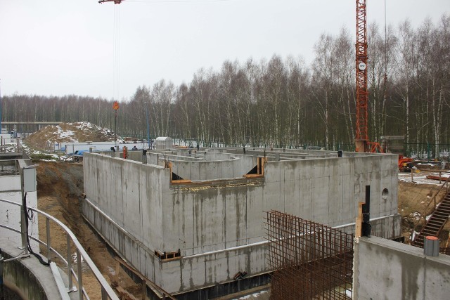 Pierwszy etap modernizacji oczyszczalni ścieków obejmuje rozbudowę układu technologicznego o czwarty reaktor biologiczny i osadnik wtórny, a także rozbudowę infrastruktury magazynującej pozyskiwany biogaz.