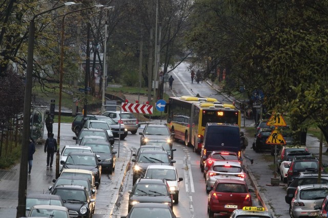 Wrocław w godzinach szczytu jest miastem bardzo nieprzyjemnym do przemierzania samochodem. Według raportu firmy INRIX kierowcy spędzają w naszym mieście średnio 80 godzin rocznie w korkach. Po których ulicach jeździmy najwolniej? Zobacz!Przechodź do następnych slajdów za pomocą strzałek lub gestów na telefonie >>>>