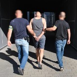 Akcja policji w Łodzi. Agresywny mężczyzna sięgał po pistolet i pogryzł policjanta. Trafił za kraty