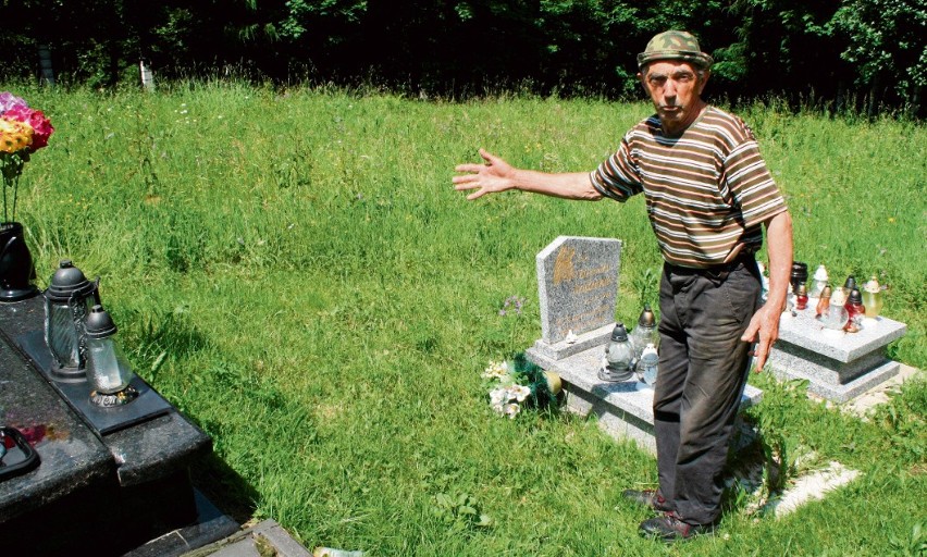 Tadeusz Mroczek pokazuje, gdzie był grób dziecka. Teraz...