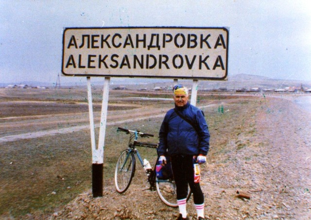 Andrzej Rozwadowski w Aleksandriowce, w miejscu zesłania. Rok 1992