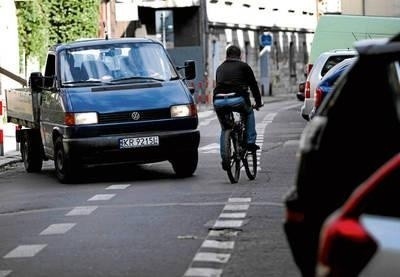 Rowerzyści muszą omijać auta parkujące na ul. Garbarskiej FOT.ANDRZEJ BANAŚ