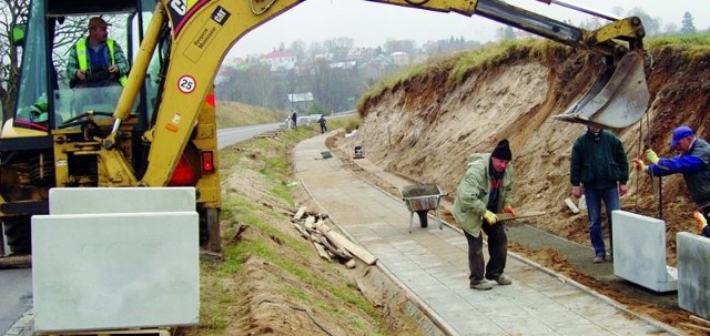 Budowa ścieżki zakończy się jeszcze w tym miesiącu. Aktualnie drogowcy montują murki oporowe, które będą zapobiegały osuwaniu się ziemi ze skarpy.