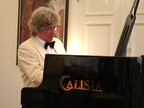 W czasie recitalu w Olandii prof. Andrzej Tatarski przetestował znakomity fortepian Calisia z limitowanej serii z okazji 200. rocznicy urodzin Fryderyka Chopina.