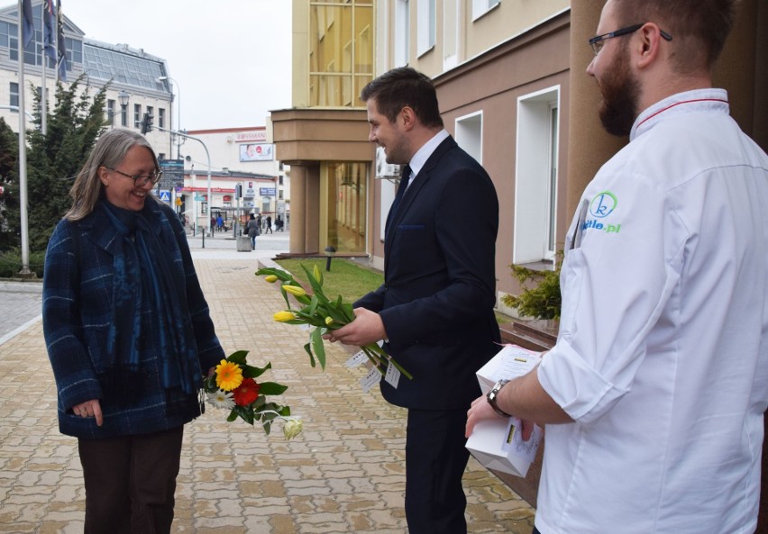 W Dzień Kobiet warto wręczyć tulipana dla każdej...