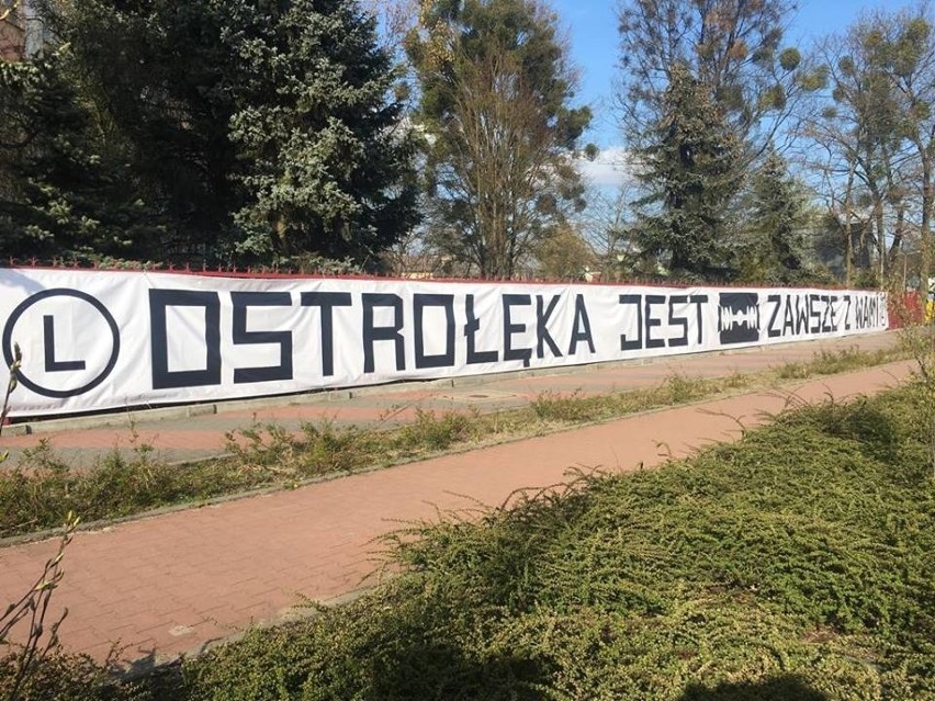 Legia Warszawa ma w Ostrołęce sporo fanów. Kibice dali wyraz swoim uczuciom na płocie I LO