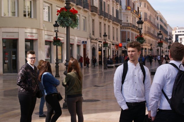 Na ulicy w hiszpańskiej Maladze uczniowie z niżańskiego elektryka poznawali historię miasta i pięknego regionu