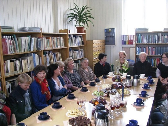 W strzeleckiej bibliotece czytelniczki obchodzą rocznicę powstania klubu książki.