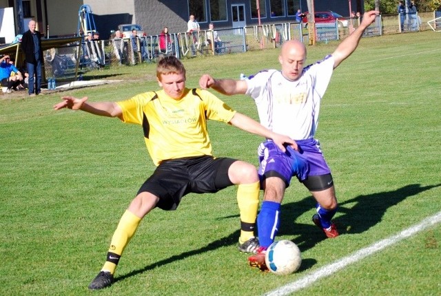 Do niespodzianki doszło w Ćmielowie. Świt przegrał z Huraganem 1:2. O piłkę walczą Paweł Bęczkowski z Wilczyc (z lewej) i Łukasz Łasicki, grający trener gospodarzy.